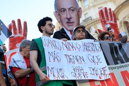 Un momento de la concentración convocada el 27 de julio en la plaza del Ayuntamiento de Valencia, bajo el lema 'Fin al holocausto alimentario en Gaza'.