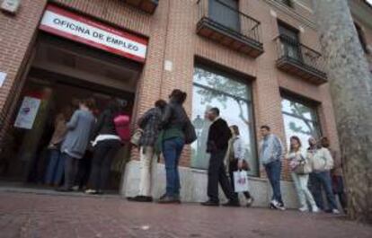 En la foto, un grupo de personas hacen cola en una oficina del INEM en Alcalá de Henares (Madrid). EFE/Archivo