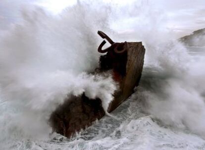 Vista de las olas rompiendo hoy en el Peine del Viento de San Sebastián donde la mar de fondo del noroeste ha levantado olas de 3 metros.
