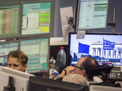 Corredores de bolsa observan los datos de la bolsa en Fráncfort.