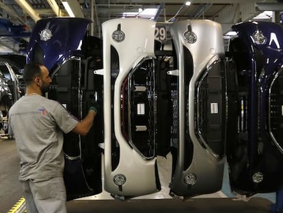 Operario en la fábrica de Peugeot en Poissy, cerca de París.