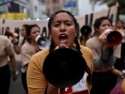 Mujeres protestan exigiendo justicia por las miles de violaciones sucedidas en Manta y Vilca.