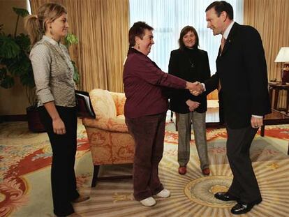 El <i>lehendakari,</i> Juan José Ibarretxe, durante su entrevista con las representantes de Aukera Guztiak.