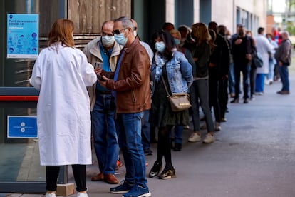 Colas en el centro de vacunación UB Raval, para recibir una dosis.