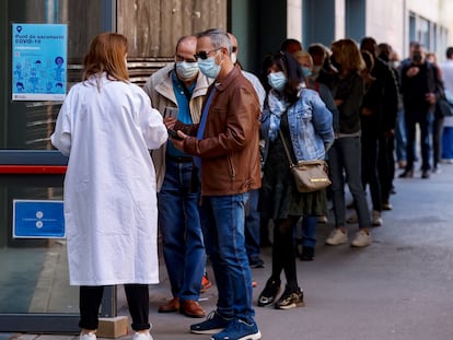 Colas en el centro de vacunación UB Raval, para recibir una dosis.