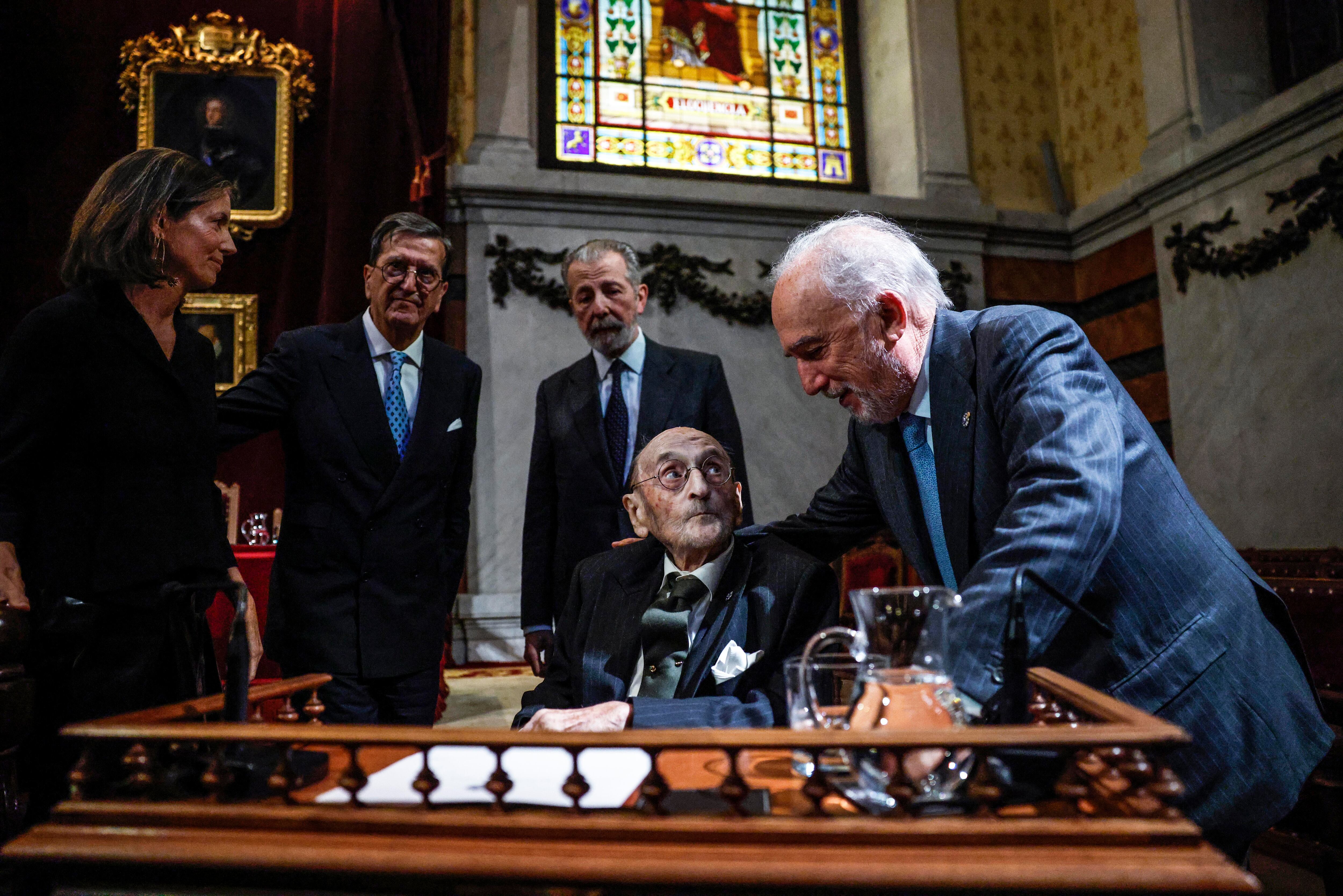 Álvaro Pombo conversa con el director de la RAE, Santiago Muñoz Machado, en la apertura del curso académico, este jueves.