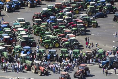 Comienzo de la tractorada en la explanada de Salgueiriños pasadas las dos de la tarde, cuando los primeros tractores empezaron a desfilar por la ciudad.