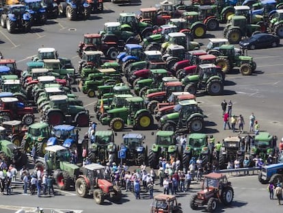 Comienzo de la tractorada en la explanada de Salgueiriños pasadas las dos de la tarde, cuando los primeros tractores empezaron a desfilar por la ciudad.