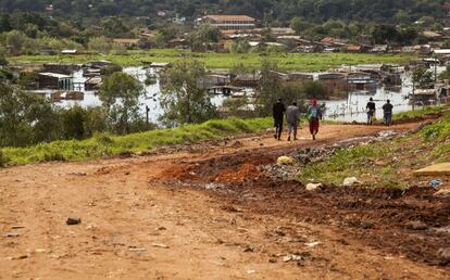  Zonas inundadas por el río Paraguay en el barrio de Cateura en Asunción (Paraguay) el 2 de julio de 2014, cerca del vertedero.