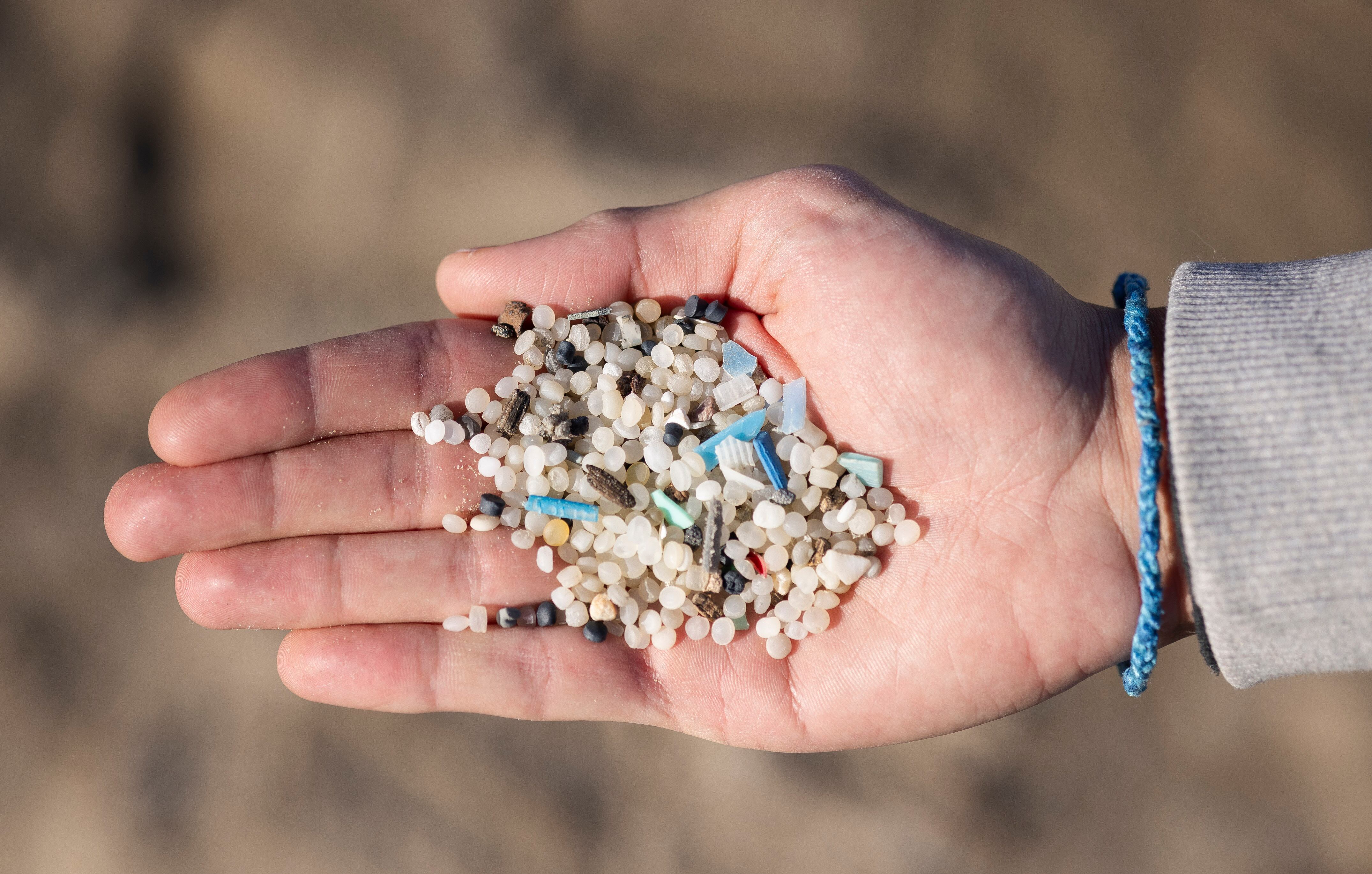 Aspecto de los 'pellets' hallados en Tarragona, cuyo origen es la industria petroquímica de la zona.