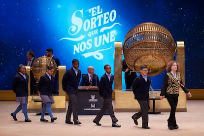 Los niños de San Ildefonso se preparan para el sorteo en el Teatro Real de Madrid, este domingo.