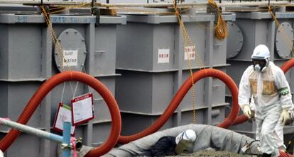Un trabajador de Tepco, cerca de tanques con agua radiactiva en Fukushima.