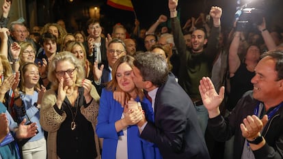 El presidente del PPCV, Carlos Mazón besa este domingo a la candidata a la alcaldía de Valencia, Maria José Catalá, a su llegada a la sede del partido en Valencia.