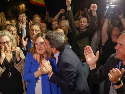 El presidente del PPCV, Carlos Mazón besa este domingo a la candidata a la alcaldía de Valencia, Maria José Catalá, a su llegada a la sede del partido en Valencia.