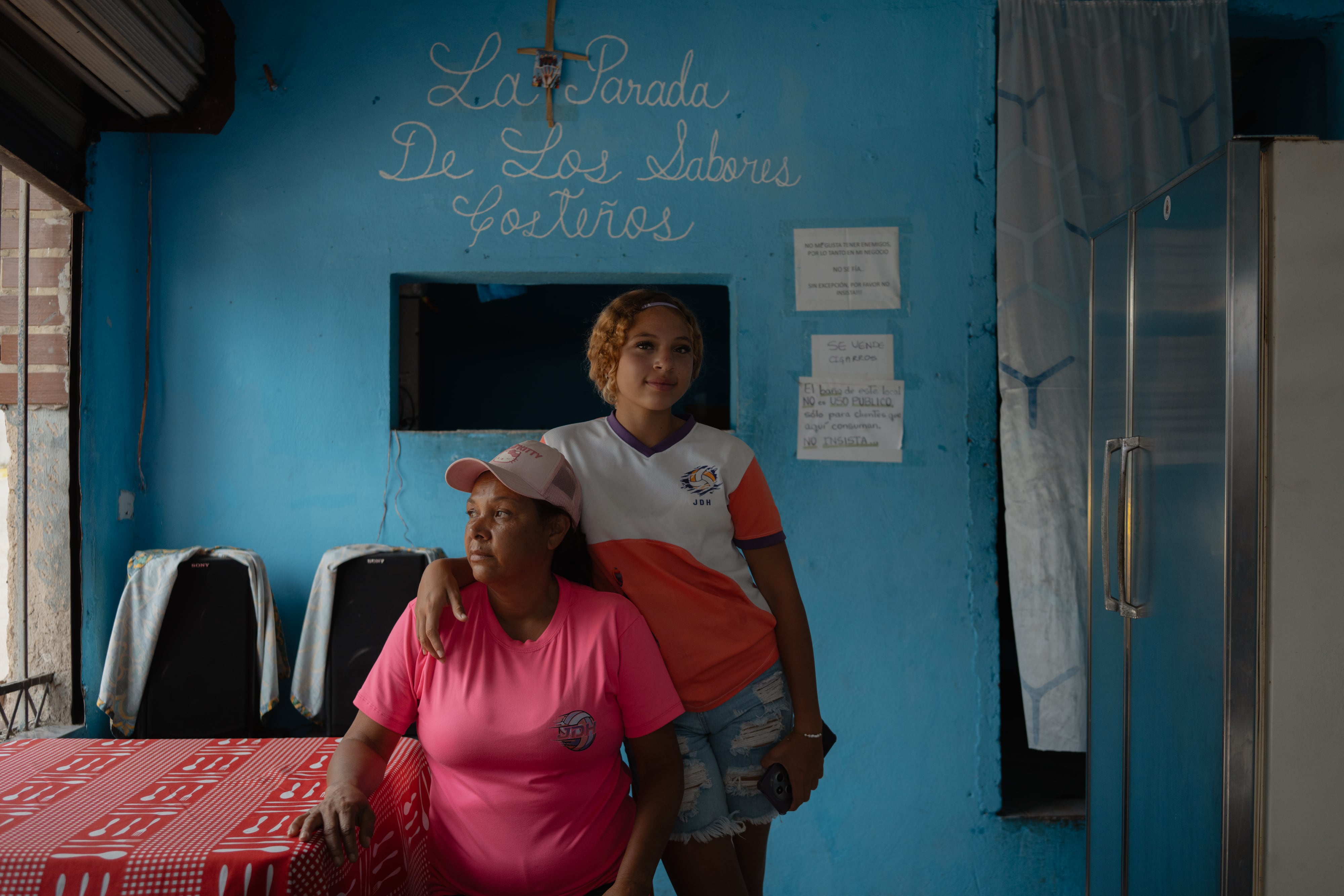 Damali Matos y su hija Valeria, en el barrio Petare de Caracas, el 11 de abril.