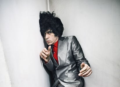 Ian Svenonius retratado para ICON horas antes de actuar en Madrid el pasado mes de mayo. Parace que se cae, pero él no se cae; si acaso, se tira.