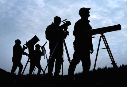 Preparats per veure l'eclipsi a Escòcia.