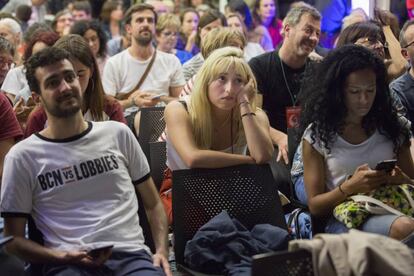 Militants a la seu electoral de Barcelona en Comú.