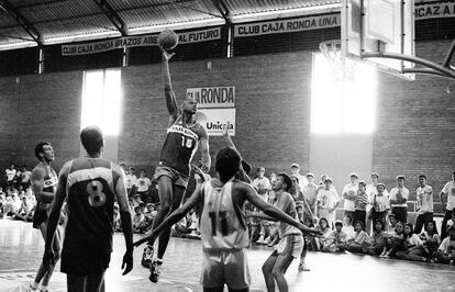 Kareem Abdul-Jabbar realiza su mítico 'skyhook' con la camiseta de Rafa Vecina en el antiguo pabellón de Málaga, adonde acudió invitado para dar un clinic de baloncesto tras visitar la Alhambra de Granada.