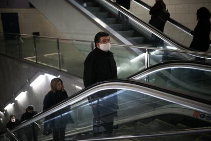 Un viajero con mascarilla en la estación de Universitat, de Barcelona.