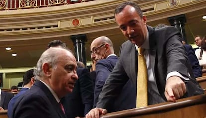 El exministro Jorge Fernández Díaz y el que fuera su secretario de Estado de Seguridad, Francisco Martínez, en el Congreso en su etapa de diputados.