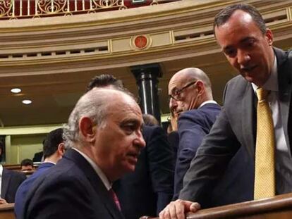 El exministro del Interior Jorge Fernández Díaz y el que fuera su secretario de Estado de Seguridad, Francisco Martínez en el Congreso de los Diputados.