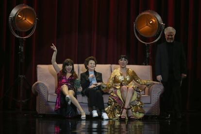 De derecha a izquierda, el director Pedro Almodóvar y las actrices Rossy de Palma, Loles León y Julieta Serrano, durante la gala.