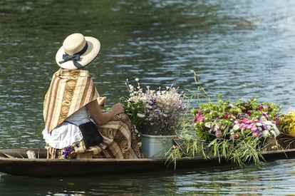 Mercado flotante de flores en L'Isle-sur-la-Sorgue.