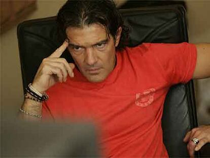 Antonio Banderas, en la sala de montaje de los estudios Resonancia, de Madrid, donde trabajaba el viernes en la película <i>El camino de los ingleses</i> junto a Mercedes Alted.