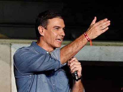 MADRID, 23/07/2023.- El presidente del Gobierno y líder del PSOE, Pedro Sánchez, saluda a los militantes y simpatizantes socialistas que han acudido a la sede del PSOE, durante el seguimiento de la noche electoral de los comicios generales de este domingo en España.