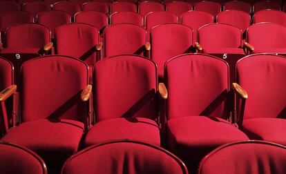 Las butacas de una sala de teatro.