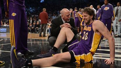 Los Angeles Lakers&#039; Pau Gasol grimaces after injuring himself against the Brooklyn Nets. 