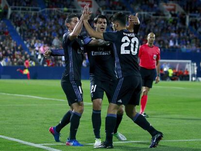 Morata, James y Asensio celebran el gol del colombiano.