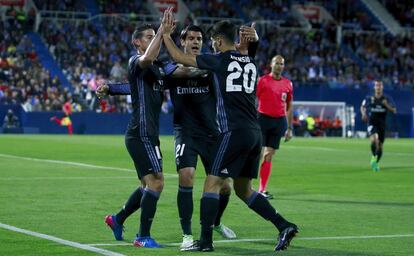 Morata, James y Asensio celebran el gol del colombiano.