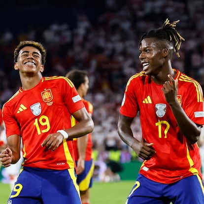 Nico Williams y Lamine Yamal celebran el tercer gol de España ante Georgia, en el partido de octavos de final.