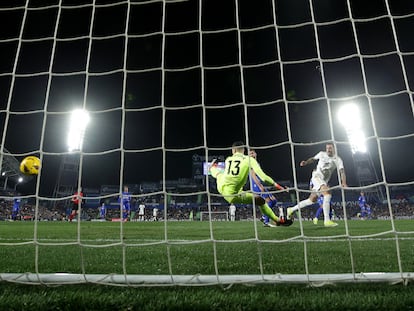 Joselu, en el momento de marcar el primer gol ante el Getafe.