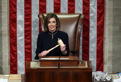 Nancy Pelosi, el 18 de diciembre de 2019 en el primer proceso de destitución de Trump, la primera vez que lució el traje.