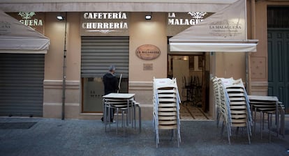 Un restaurante cierra durante el confinamiento parcial en Málaga, en febrero.