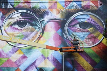 Un grafitero trabaja en un mural que muestra a John Lennon como parte del Upfest, un festival de arte callejero que se celebra en Bristol (Inglaterra).