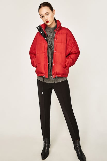 Zara ha clonado (al completo) en estilismo propuesto por Balenciaga. El plumas, mejor si es rojo, es el abrigo del momento.