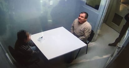 El narcotraficante mexicano Joaquín 'El Chapo' Guzmán es visto hoy, jueves 19 de enero de 2017, momentos antes de su salida del penal de Ciudad Juárez (México) para su extradición a los Estados Unidos, donde será presentado ante los tribunales de Nueva York.