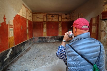 Un visitante fotografía el interior de la casa Fullonica di Stephanus.