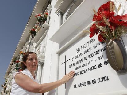 Manuela Lago cuida la lápida de la tumba en la que, desde 1993, descansan los restos de 22 de los asesinados en Casas Viejas (Cádiz), entre ellos su abuelo y su tía.