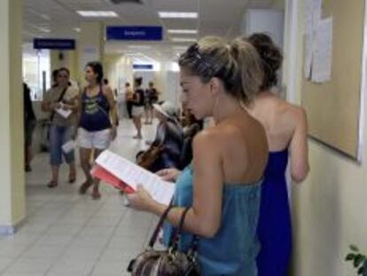 Varias personas esperan en una oficina de desempleo en Atenas (Grecia). 