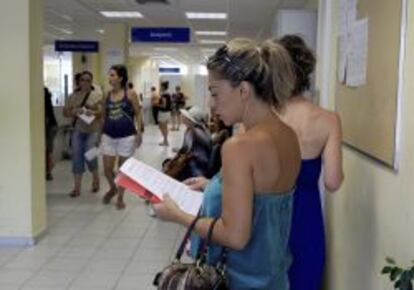 Varias personas esperan en una oficina de desempleo en Atenas (Grecia).
