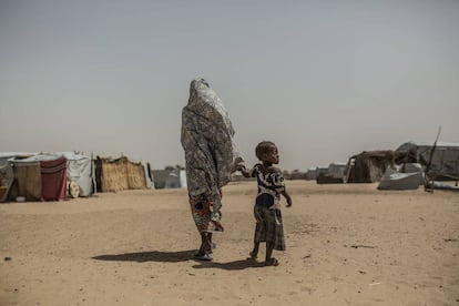 Uma mulher e sua filha no campo de refugiados de Kinyani.