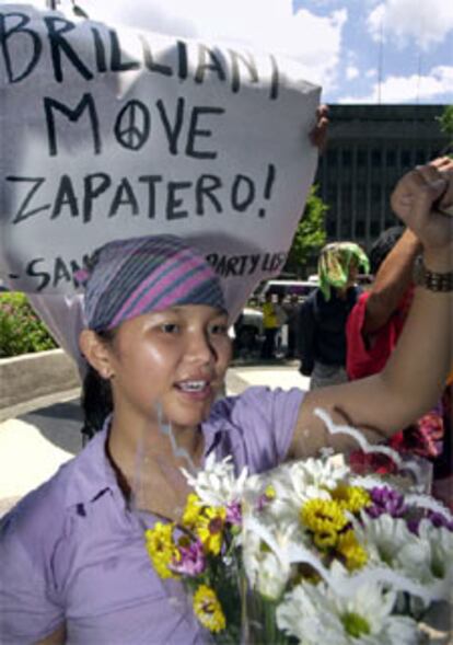 Una mujer protesta en Manila delante de un cartel: "Brillante decisión, Zapatero".