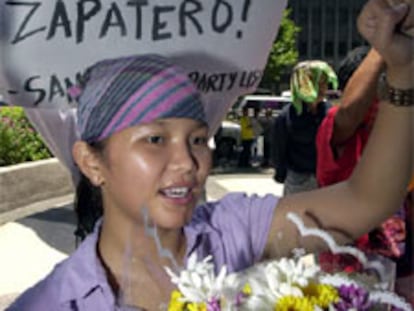 Una mujer protesta en Manila delante de un cartel: "Brillante decisión, Zapatero".