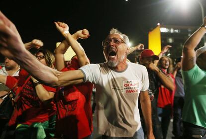 Grupo a favor de Dilma no dia da vota&ccedil;&atilde;o do impeachment na C&acirc;mara. 