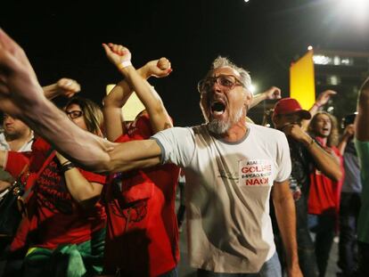 Grupo a favor de Dilma no dia da vota&ccedil;&atilde;o do impeachment na C&acirc;mara. 